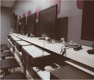 Une rangée d'ordinateurs et d'écrans avec casques dans une salle à Toulouse en Haute-Garonne 31